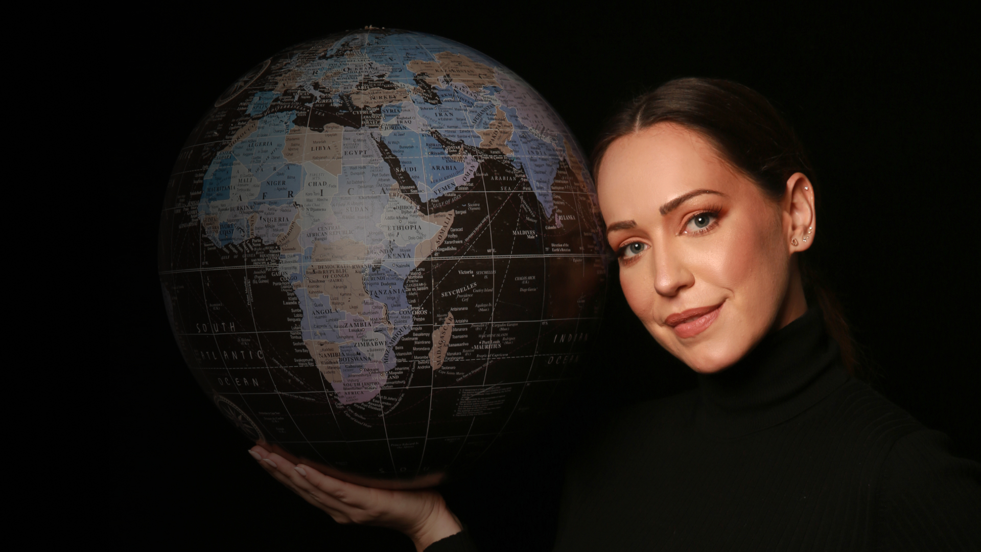 Gladys Seara con globo terráqueo